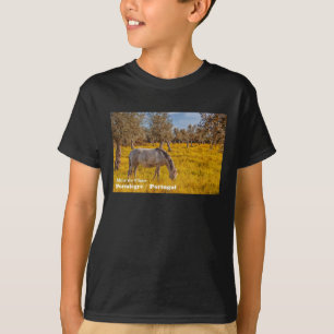 Pferdeweiden auf einer gelben Blumenwiese T-Shirt