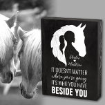 Pferdeziffer Pferd und Pferdeliebhaber Holzkisten Schild<br><div class="desc">Holzkastenschild mit Silhouette von Pferd und Mädchen,  personalisiertes Holzkastenschild für Pferdeliebhaber,  Cowgirl,  Reitpferd-Holzkastenschild. Verfügbar für weitere Artikel. Personalisieren Sie es mit Ihrem eigenen Text. Eigenes hölzernes Schild.</div>