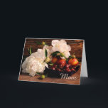 Pfingstrosen-und Frucht-Mutter-Tag Karte<br><div class="desc">Die Front dieser hübschen Karte der Mutter Tageskennzeichnet eine schöne noch Lebenphotographie der weißen Pfingstrosen. Neben den Blumen ist ein Teller der Frucht, einschließlich Kirschen und Nektarinen. Die Bilder sind gegen einen warmen hölzernen Hintergrund, der freundlich zu den Blüten und zu den reichen Farben der Frucht kontrastiert. Am unteren Recht...</div>
