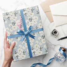 Pfingstrosenblüten in Creme auf hellblauem Hinterg