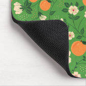 Pfirsich-Baum auf grünem Hintergrund Mousepad (Ecke)