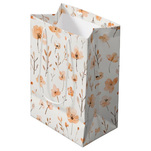 Pfirsich-Blumen-Geburtstag Mittlere Geschenktüte (Vorderseite Schrägansicht)