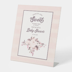 Pfirsich-Blüten-Babys sind süße Babyparty-Leckerei Sockelschild