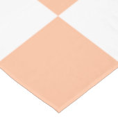 Pfirsich Fuzz Kariertes Gingham-Muster Tischdecke (Schrägansicht)