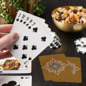 Pfirsich-Mandala auf braunen Spielkarten (In Situ)