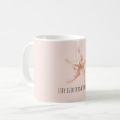 Pfirsich-Seestern besser am Strand Kaffeetasse (Vorderseite Links)
