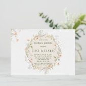 Pfirsich und grüne Wildblumen Kränzpaare Dusche Einladung (Stehend Vorderseite)