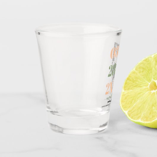 Pfirsich und Salbei grün zwei Foto Save the Date Schnapsglas (Links)