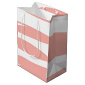 Pfirsich und Weiß Abstrakt Mittlere Geschenktüte (Rückseite Schrägansicht)