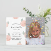 Pfirsiche & Creme Niedlich Girl Foto Geburtstag Einladung (Stehend Vorderseite)