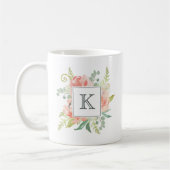 Pfirsiche und cremefarbene Flora mit Monogramm Kaffeetasse (Links)