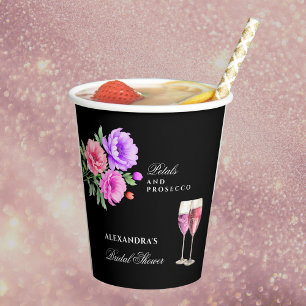 Pfirsichfarbene Pfingstrosenblüten und Prosecco-Br Pappbecher
