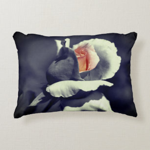 Pfirsichfarbene Rosenknospe in Schwarz-Weiß-Teilfa Dekokissen