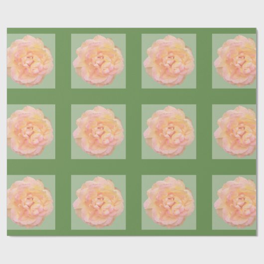 Pfirsichrosa Gelbe Rose Design auf grünem Hintergr Geschenkpapier (Flach)