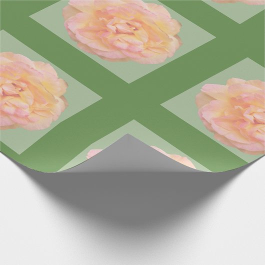 Pfirsichrosa Gelbe Rose Design auf grünem Hintergr Geschenkpapier (Ecke)