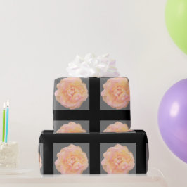 Pfirsichrosa Gelbe Rose Design auf schwarzem Hinte Geschenkpapier