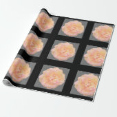 Pfirsichrosa Gelbe Rose Design auf schwarzem Hinte Geschenkpapier (Ungerollt)