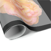Pfirsichrosa Gelbe Rose Design auf schwarzem Hinte Geschenkpapier (Rolleneckpunkt)