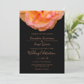 Pfirsichrosa Gelbe Rosendesign auf schwarzer Hochz Einladung (Stehend Vorderseite)