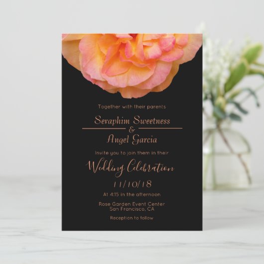 Pfirsichrosa Gelbe Rosendesign auf schwarzer Hochz Einladung (Stehend Vorderseite)