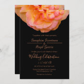 Pfirsichrosa Gelbe Rosendesign auf schwarzer Hochz Einladung (Vorne/Hinten)
