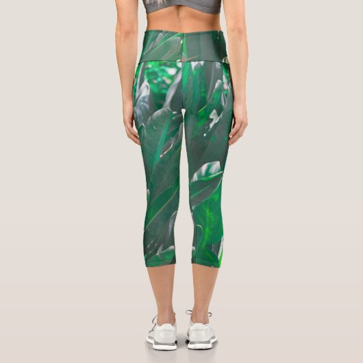 Pflanze aus grünem Blattbanan, pastellfarben Capri Leggings (Rückseite)