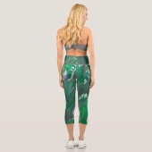 Pflanze aus grünem Blattbanan, pastellfarben Capri Leggings (Rückseite)