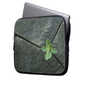 Pflanze, die in gebrochenem Boulder wächst Laptopschutzhülle (Vorderseite Links)