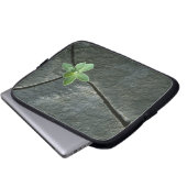 Pflanze, die in gebrochenem Boulder wächst Laptopschutzhülle (Vorne Knopf)