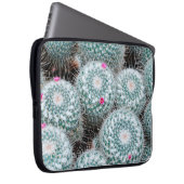 Pflanze mit Tiny Pink Blume Laptopschutzhülle (Vorne Rechts)