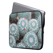 Pflanze mit Tiny Pink Blume Laptopschutzhülle (Vorderseite Links)