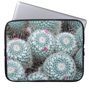 Pflanze mit Tiny Pink Blume Laptopschutzhülle