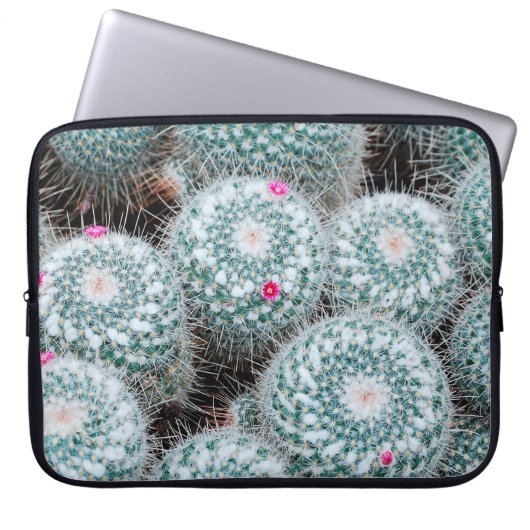 Pflanze mit Tiny Pink Blume Laptopschutzhülle (Vorderseite)