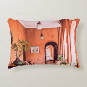 PFLANZER MIT PFLANZE IN DER NÄHE DER RÄUME RUG INN DEKOKISSEN