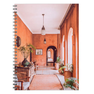 PFLANZER MIT PFLANZE IN DER NÄHE DER RÄUME RUG INN NOTIZBLOCK