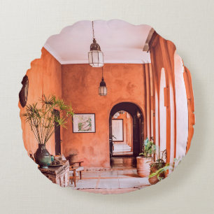 PFLANZER MIT PFLANZE IN DER NÄHE DER RÄUME RUG INN RUNDES KISSEN