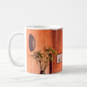 PFLANZGEFÄSSE MIT PFLANZE IN DER NÄHE VON TEPPICH KAFFEETASSE