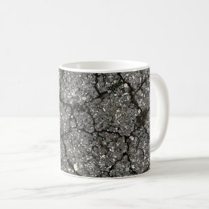 Pflasterzement aus schwarzem Asphalt Kaffeetasse