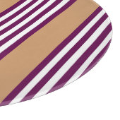 Pflaumen und weiße Streifen mit bräunlicher Farbe Schneidebrett (Ecke)