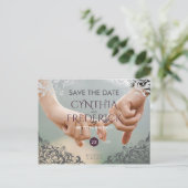 Pflaumenbarocke Kronleuchter-Hochzeit speichert da Ankündigungspostkarte (Stehend Vorderseite)