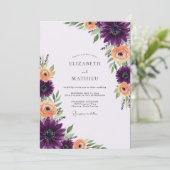 Pflaumenfarbene florale Hochzeit Einladung (Stehend Vorderseite)