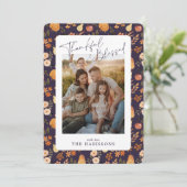 Pflaumenherbst gemusterter Erntedank Fotokarte Einladung (Stehend Vorderseite)