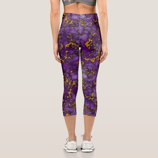 Pflaumenmuster, Lila und Gold-Marmor-Textur Capri Leggings (Rückseite)