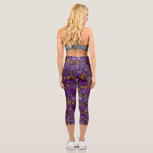 Pflaumenmuster, Lila und Gold-Marmor-Textur Capri Leggings (Rückseite)