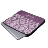 Pflaumenmuster mit weißem Grunge Damask und Name Laptopschutzhülle (Vorne Knopf)