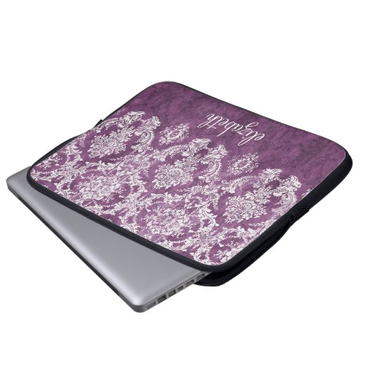 Pflaumenmuster mit weißem Grunge Damask und Name Laptopschutzhülle (Vorne Knopf)