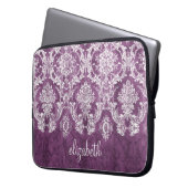 Pflaumenmuster mit weißem Grunge Damask und Name Laptopschutzhülle (Vorderseite Links)