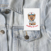 Pflege Cartoon mit Spitz Dog Design Button (Insitu)