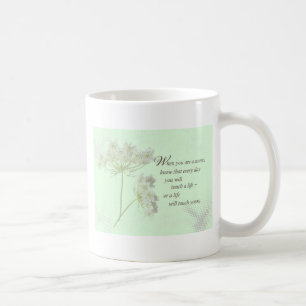 Pflege der Touch ein Leben mit wilden Blume Kaffeetasse