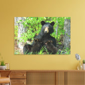 Pflege des schwarzen Bären und der Zwillingsjungen Leinwanddruck (Insitu (Wohnzimmer))